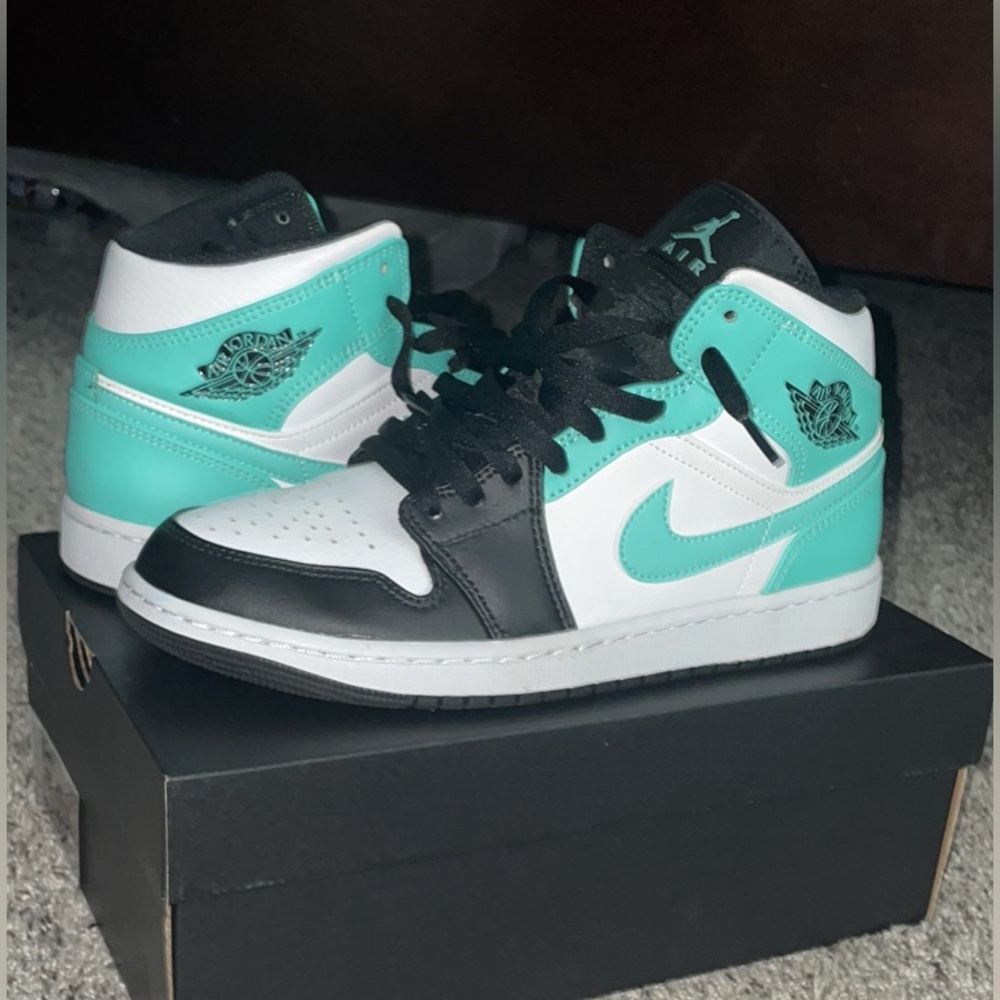 Air Jordan 1 Mid Tropical Twist